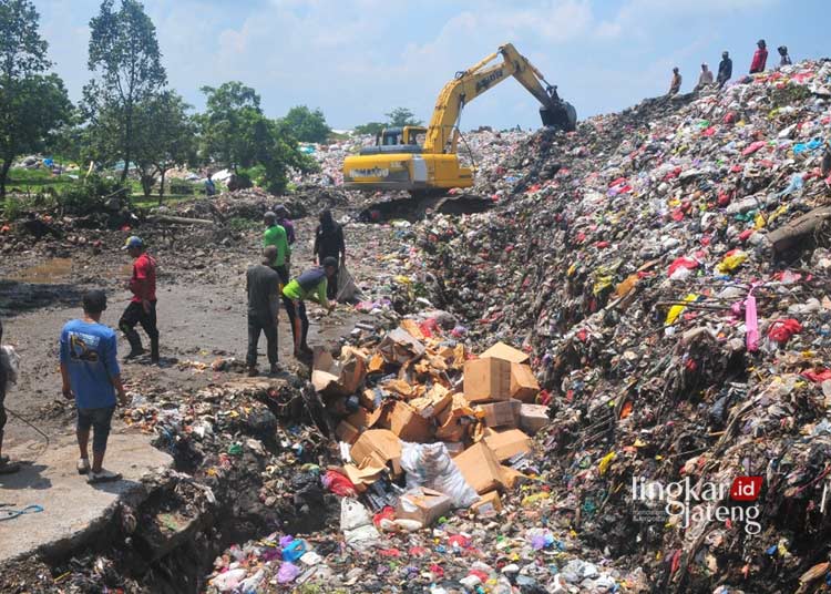 Tumpukan sampah di Kudus