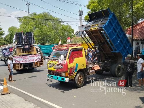 Demo Pati soal Pengerukan Lahan Pertanian