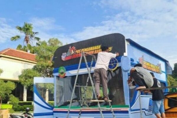 Dinrumkimhub Blora Hadirkan Posko Pelayanan Nataru Unik Berbentuk Bus di Alun alun 1024x576 1