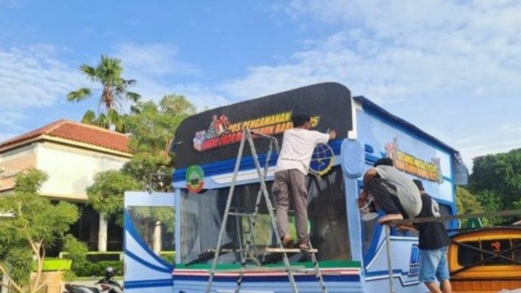 Dinrumkimhub Blora Hadirkan Posko Pelayanan Nataru Unik Berbentuk Bus di Alun alun 1024x576 1