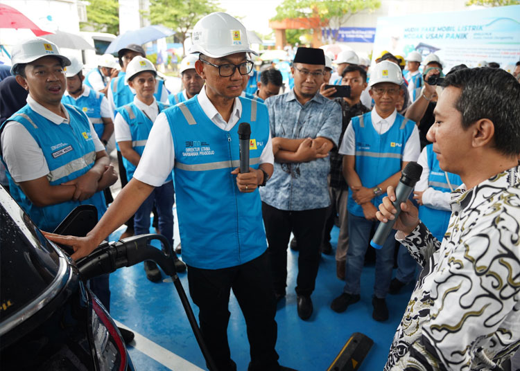 Direktur utama PLN mengecek SPKLU Rest Area KM 519A Solo Ngawi Jawa Tengah pada Rabu 25 Desember 2025 2