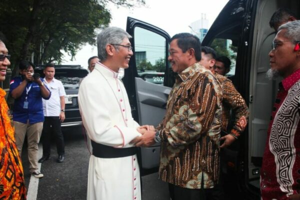 Nana Sudjana Kunjungi Jemaat Gereja Kristen Indonesia Gereformeerd Semarang di Hari Natal 1024x576 1