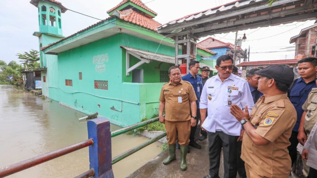 Pj Gubernur Jateng Tinjau Pengungsi Banjir di Brebes Pastikan Layanan dan Logistik Aman 1024x576 1