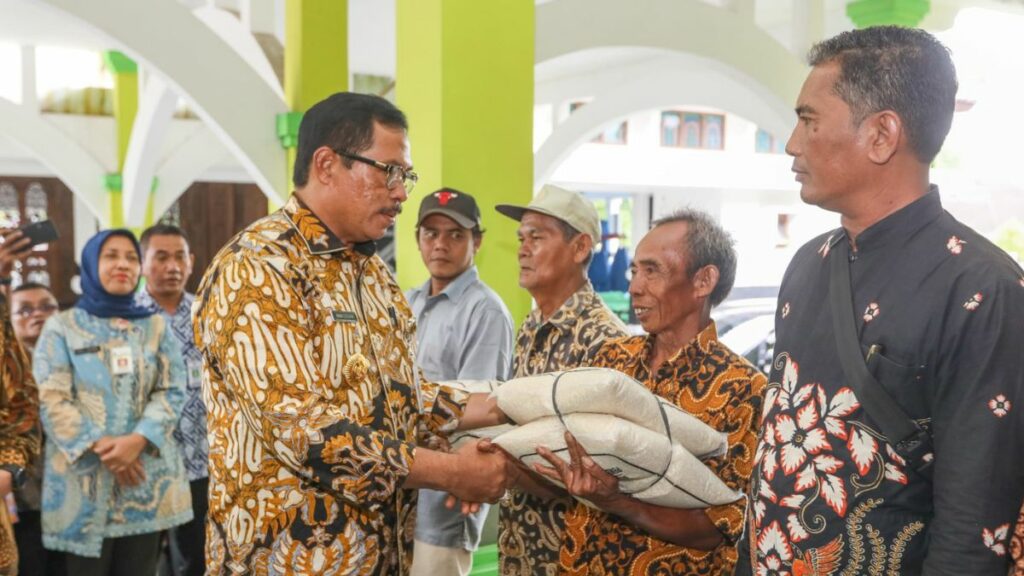 Pemprov Jateng Salurkan Rp230 Juta untuk Korban Bencana di Pemalang 1024x576 1