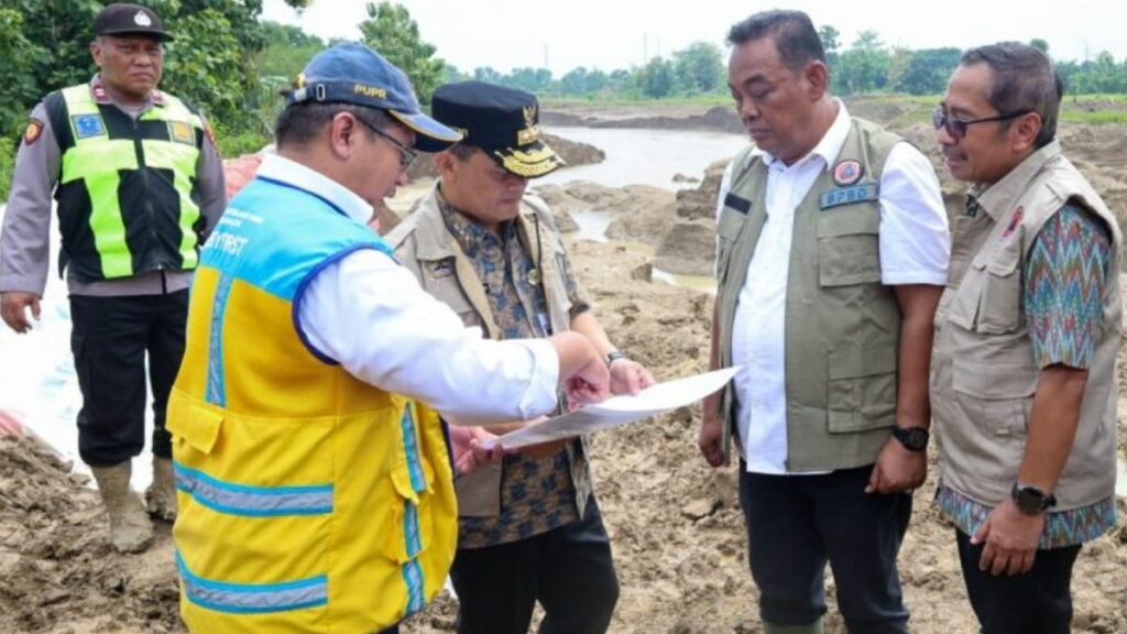 Gubernur Jateng Turun ke Lokasi Tanggul Jebol Pastikan Percepatan Perbaikan 1024x576 1