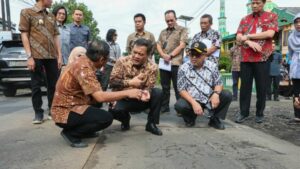 Jelang Mudik Lebaran Pemprov Jateng Kebut Perbaikan Jalan Cangkiran Boja Sukorejo 1024x576 1