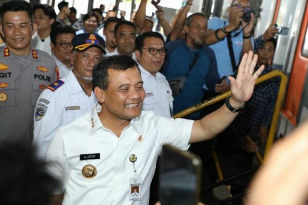 Gubernur Jateng Ahmad Luthfi Lepas 288 Perantau Balik ke Jakarta Lewat Program Mudik Gratis 1024x576 1