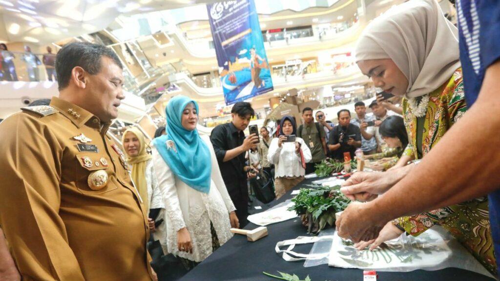 Gubernur Jateng dan Ketua Dekranasda Dukung Langsung UMKM Gayeng di Mal Paragon 1024x576 1