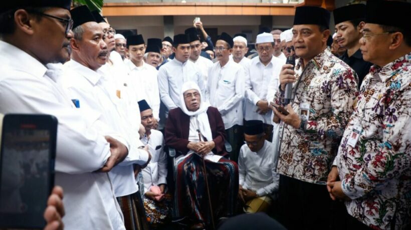 Pemakaman Hj Djamilah Baidhowi di Lasem Dihadiri Tokoh Tokoh Besar Jawa Tengah 1024x576 1