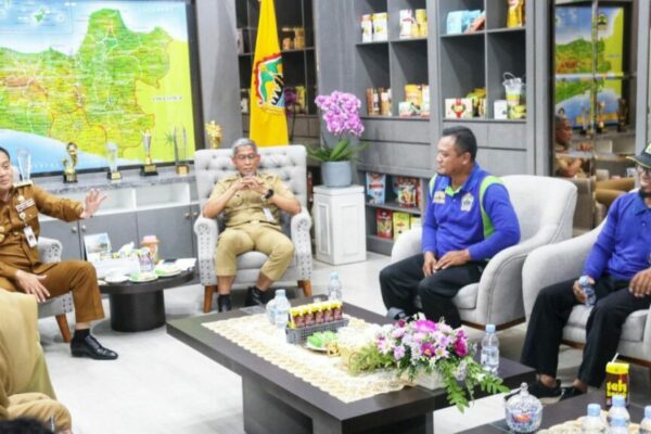 Tanggapi Unjuk Rasa Gubernur Jateng Siap Kawal Aspirasi Penjaga Pintu Air 1024x576 1