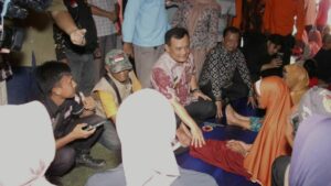Tangis Haru Warnai Kunjungan Gubernur Jateng ke Pengungsian Gunung Poh 1024x576 1