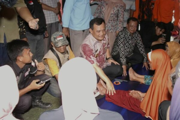 Tangis Haru Warnai Kunjungan Gubernur Jateng ke Pengungsian Gunung Poh 1024x576 1