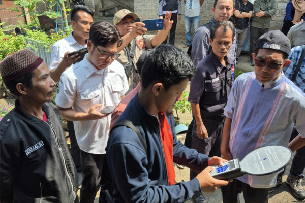 Tindaklanjuti Keluhan Warga PLN Ukur Jarak Aman dan Medan Magnet di Bawah SUTET