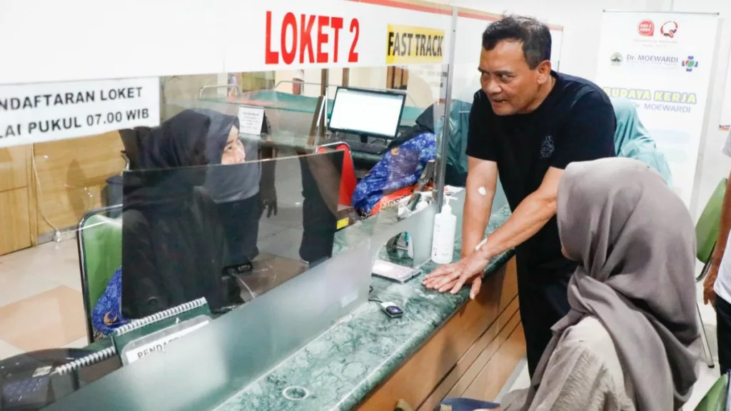 Gubernur Jateng Tinjau Layanan Fast Track RSUD Moewardi untuk Pasien Berkebutuhan Khusus 1024x576 1