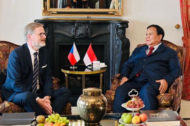 Prabowo Terima Kunjungan PM Ceko Petr Fiala saat Singgah di Praha