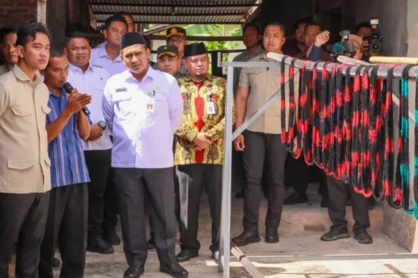Pemprov Jateng Perkuat Industri Tenun Lurik Klaten, Wapres Gibran Apresiasi Inovasi Pengrajin 8 Pemprov Jateng Perkuat Industri Tenun Lurik Klaten Wapres Gibran Apresiasi Inovasi Pengrajin 1024x576 1