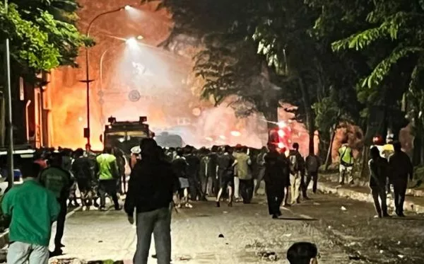 Demo di Brimob Kwitang Tembakan Gas Air Mata vs Bom Molotov