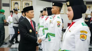 Gubernur Luthfi Kukuhkan 35 Anggota Paskibraka Jateng 2025 di Grhadika Bhakti Praja 1024x576 1