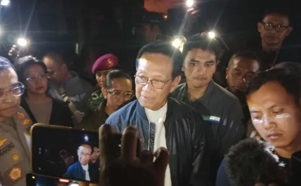 Sultan HB X Temui Pendemo, Ajak Berdemokrasi Tanpa Kekerasan 8 Sultan HB X Temui Pendemo Ajak Berdemokrasi Tanpa Kekerasan