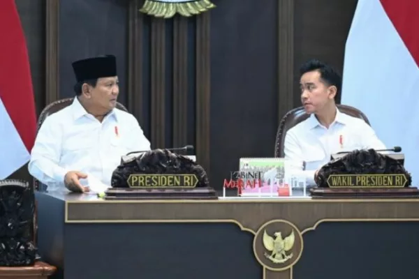 Gibran Dampingi Prabowo Pimpin Sidang Kabinet Bahas Stabilitas
