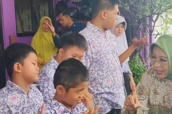 Istri Mensos Apresiasi Hasil Karya Anak SLB di Solo 10 Istri Mensos Apresiasi Hasil Karya Anak SLB di Solo
