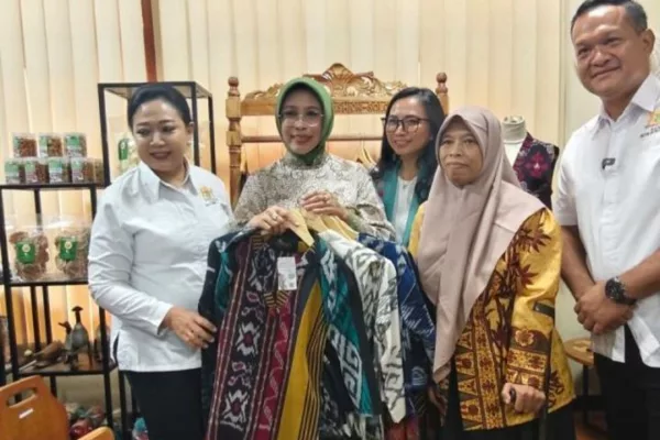 Istri Mensos Sambangi Showroom Produk UMKM Penyandang Disabilitas di Solo 18 Istri Mensos Sambangi Showroom Produk UMKM Penyandang Disabilitas di Solo