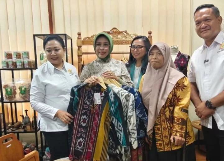 Istri Mensos Sambangi Showroom Produk UMKM Penyandang Disabilitas di Solo