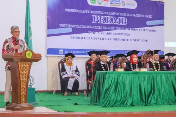 Sekda Jateng Ajak Mahasiswa Undaris Fokus Kuliah dan Tunda Pernikahan