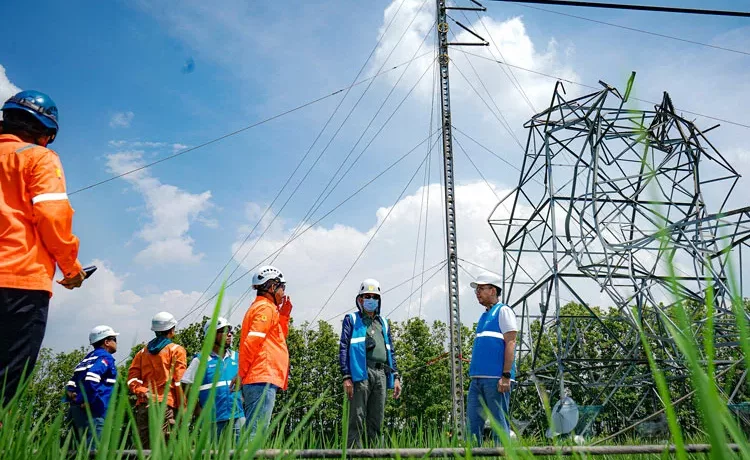 Gerak Cepat PLN Dirikan Tower Darurat Pulihkan Listrik Klaten Pascacuaca Ekstrem