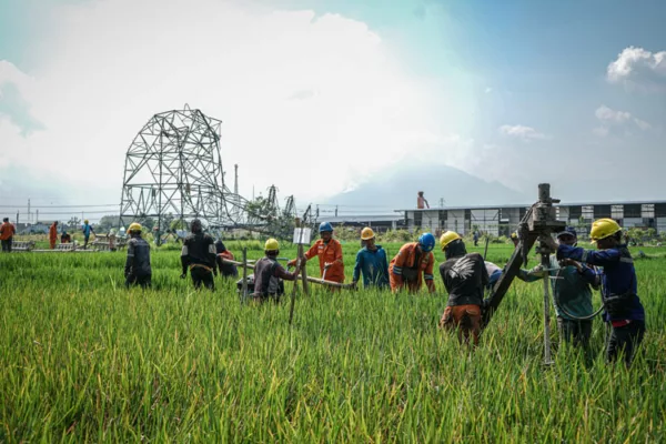 PLN Dirikan Tower Darurat Pulihkan Listrik Klaten Pascacuaca Ekstrem
