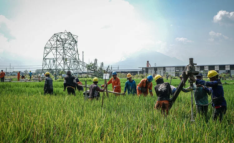 PLN Dirikan Tower Darurat Pulihkan Listrik Klaten Pascacuaca Ekstrem