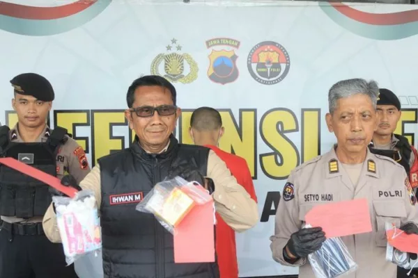 Polres Purbalingga Ancam Pengedar Narkoba dengan Hukuman Mati 9 Polres Purbalingga Ancam Pengedar Narkoba dengan Hukuman Mati