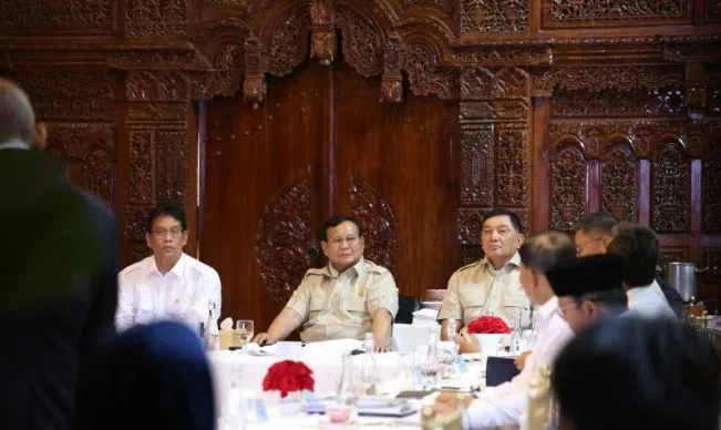 Prabowo Minta Menkeu Tinjau Ulang PP DHE dan Bahas Penerimaan Pajak