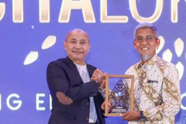Gubernur Jateng Ahmad Luthfi Terima Penghargaan Cita Loka Fest 2025