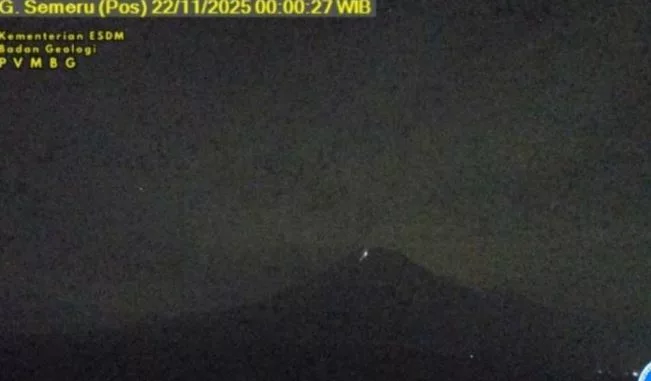 Pasca Erupsi Gunung Semeru Embuskan Asap Setinggi 1000 Meter