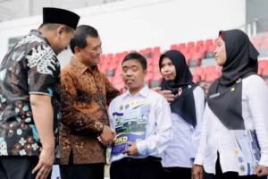 Senyum Haru Penyandang Disabilitas Terima SK PPPK Paruh Waktu Pemprov Jateng 1024x682 1