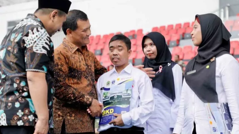 Senyum Haru Penyandang Disabilitas Terima SK PPPK Paruh Waktu Pemprov Jateng 1024x682 1