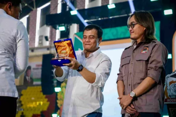 Tani Merdeka Indonesia Anugerahi Ahmad Luthfi sebagai Kepala Daerah Swasembada Pangan 1024x683 1