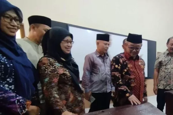 Mendikdasmen Pemerintah Menambah Papan Interaktif untuk Setiap Sekolah