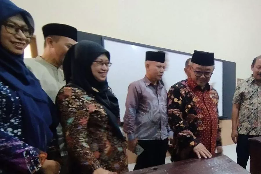 Mendikdasmen Pemerintah Menambah Papan Interaktif untuk Setiap Sekolah