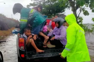 Polres Kudus Evakuasi Warga Terdampak Banjir di Jati Ketinggian Air Capai 60 Cm