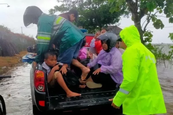 Polres Kudus Evakuasi Warga Terdampak Banjir di Jati Ketinggian Air Capai 60 Cm