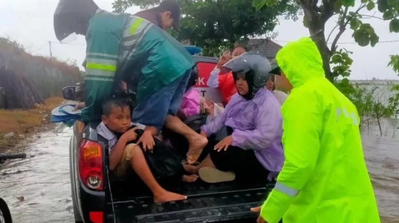 Polres Kudus Evakuasi Warga Terdampak Banjir di Jati Ketinggian Air Capai 60 Cm