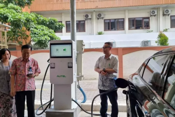 Dukung Transisi Energi Hijau di Tengah Kenaikan Harga BBM RS Mardi Rahayu Kudus Resmikan SPKLU 1024x576 1