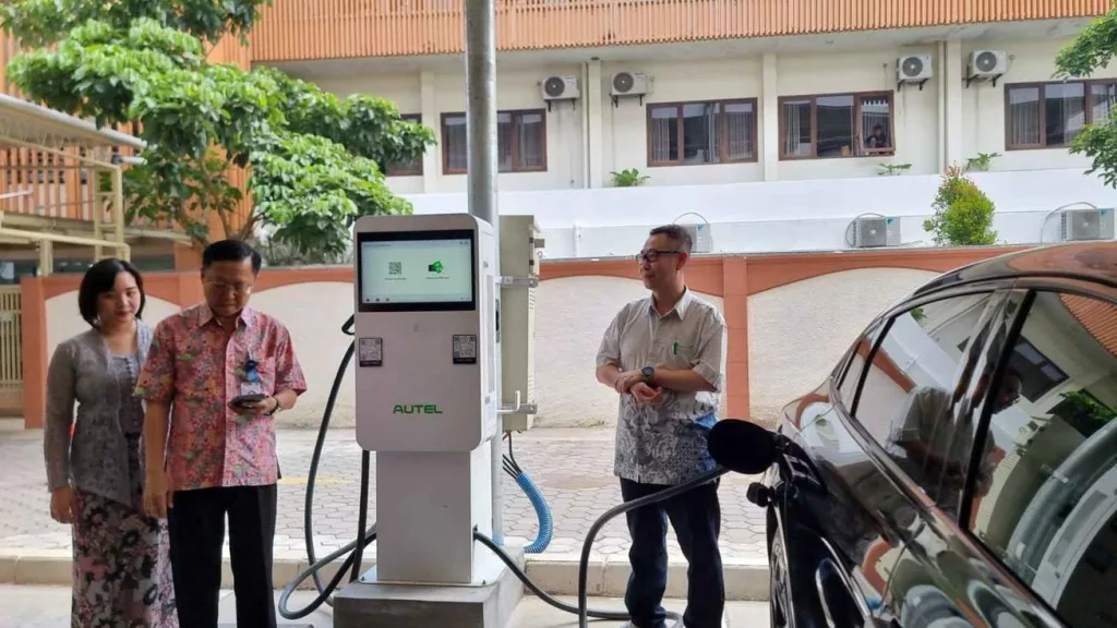 Dukung Transisi Energi Hijau di Tengah Kenaikan Harga BBM RS Mardi Rahayu Kudus Resmikan SPKLU 1024x576 1