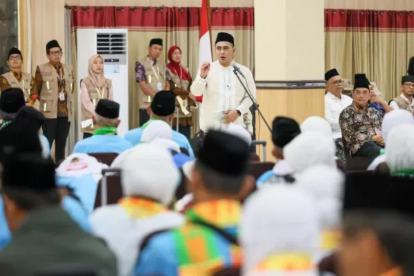 Taj Yasin Lepas Kloter Pertama Haji 2026 Asal Jateng dari Embarkasi Solo 1024x683 1
